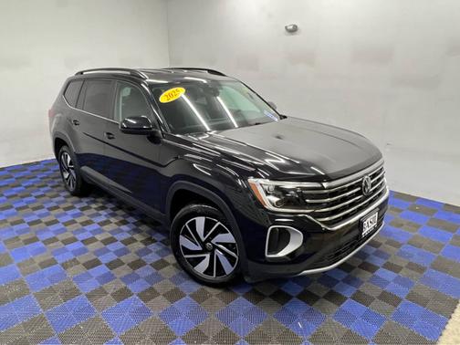 Deep Black Pearl 2025 Volkswagen Atlas 2.0T SE w/Technology