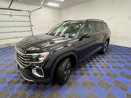 Deep Black Pearl 2025 Volkswagen Atlas 2.0T SE w/Technology