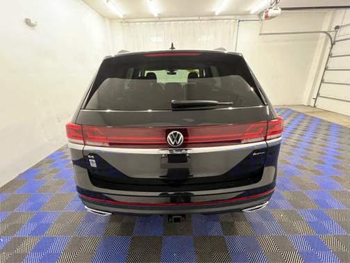 Deep Black Pearl 2025 Volkswagen Atlas 2.0T SE w/Technology