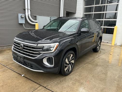 Deep Black Pearl 2025 Volkswagen Atlas 2.0T SE w/Technology