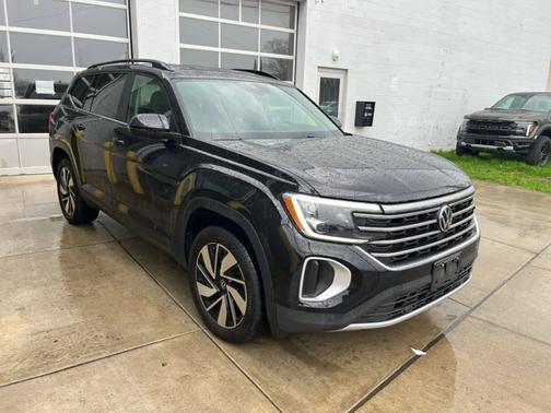 Deep Black Pearl 2025 Volkswagen Atlas 2.0T SE w/Technology