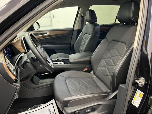 Deep Black Pearl 2025 Volkswagen Atlas 2.0T SE w/Technology