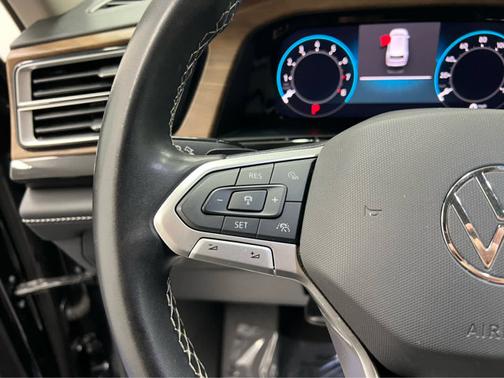 Deep Black Pearl 2025 Volkswagen Atlas 2.0T SE w/Technology