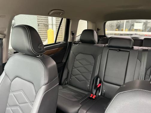 Deep Black Pearl 2025 Volkswagen Atlas 2.0T SE w/Technology