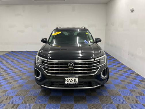 Deep Black Pearl 2025 Volkswagen Atlas 2.0T SE w/Technology
