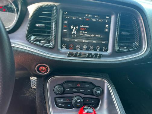 2017 Dodge Challenger 392 Hemi Scat Pack Shaker