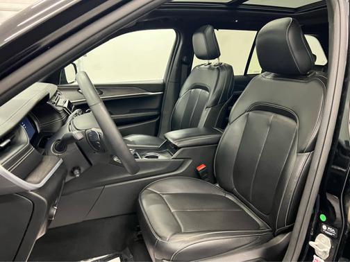 Diamond Black Crystal Pearlcoat 2024 Jeep Grand Cherokee Limited