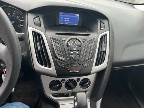 Oxford White 2014 Ford Focus SE