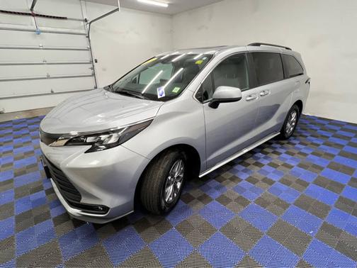 Celestial Silver Metallic 2025 Toyota Sienna XLE