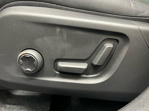 2025 Volvo XC40 Plus Bright Theme