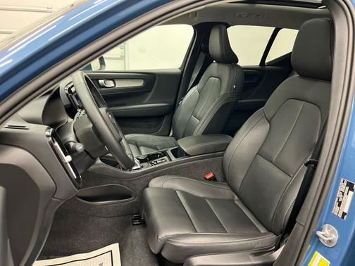 2025 Volvo XC40 Plus Bright Theme