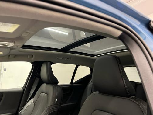 2025 Volvo XC40 Plus Bright Theme