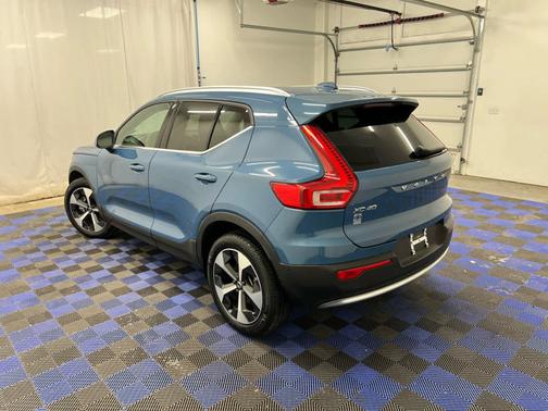2025 Volvo XC40 Plus Bright Theme