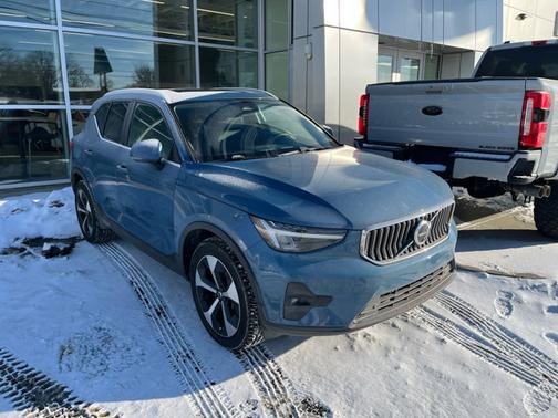 2025 Volvo XC40 Plus Bright Theme