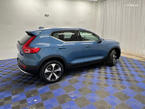 2025 Volvo XC40 Plus Bright Theme