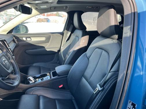 2025 Volvo XC40 Plus Bright Theme