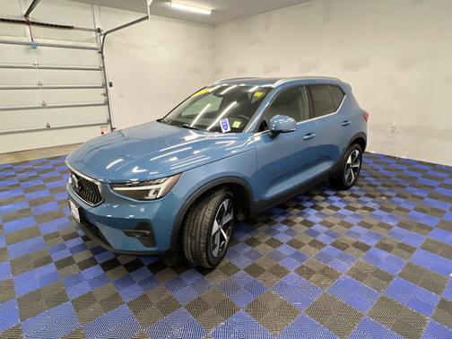 2025 Volvo XC40 Plus Bright Theme