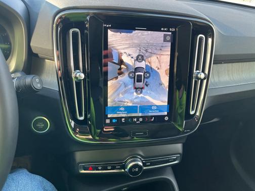 2025 Volvo XC40 Plus Bright Theme