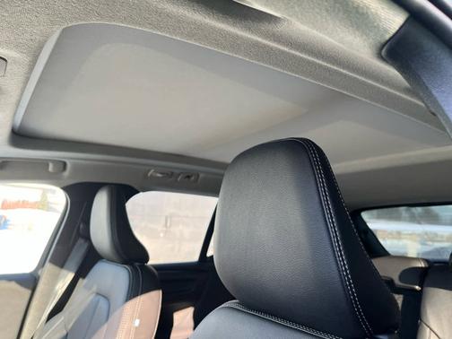 2025 Volvo XC40 Plus Bright Theme