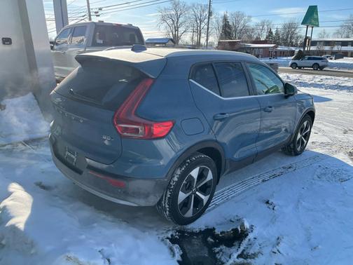 2025 Volvo XC40 Plus Bright Theme