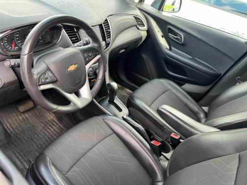 Mosaic Black Metallic 2021 Chevrolet Trax LT