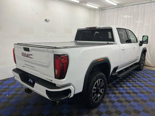 Summit White 2022 GMC Sierra 2500 AT4