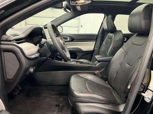 Diamond Black Crystal Pearlcoat 2023 Jeep Compass Limited