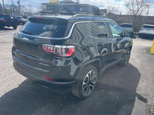 Diamond Black Crystal Pearlcoat 2023 Jeep Compass Limited