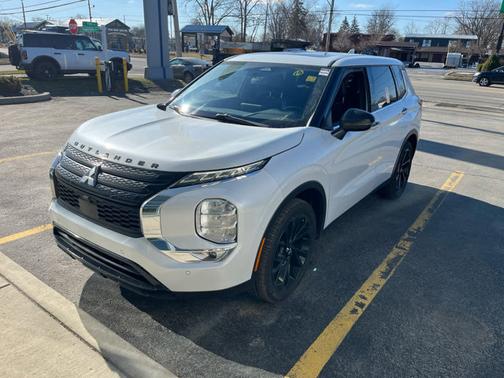 White Diamond 2022 Mitsubishi Outlander Black Edition