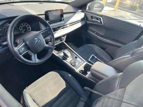 White Diamond 2022 Mitsubishi Outlander Black Edition