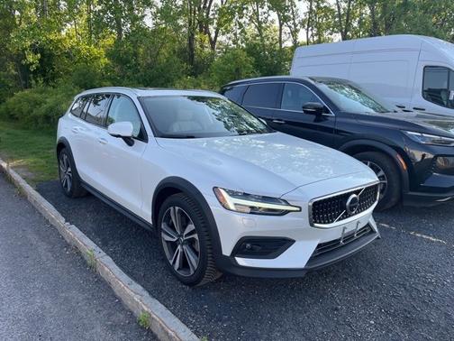 2023 Volvo V60 Cross Country Plus