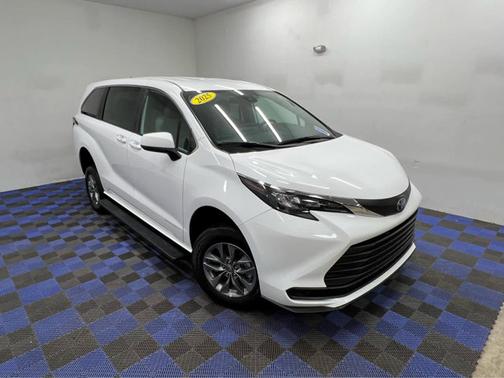 2025 Toyota Sienna LE