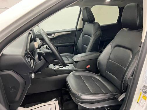 Star White Metallic Tri-Coat 2022 Ford Escape SEL