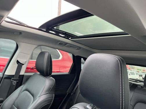 Star White Metallic Tri-Coat 2022 Ford Escape SEL