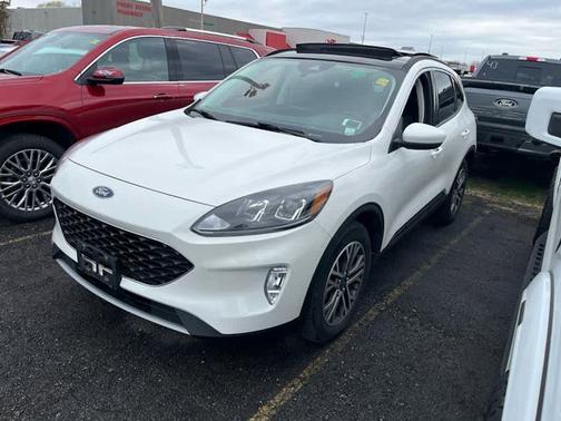 Star White Metallic Tri-Coat 2022 Ford Escape SEL