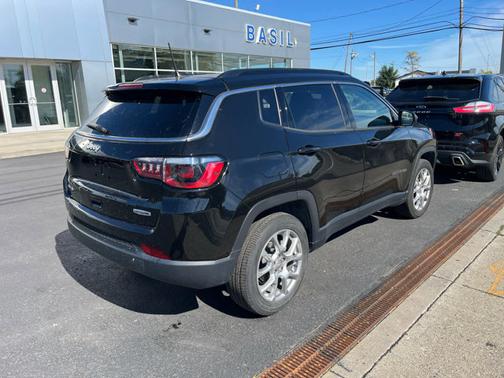 2022 Jeep Compass Latitude Lux
