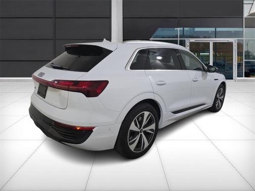 2024 Audi Q8 e-tron Premium