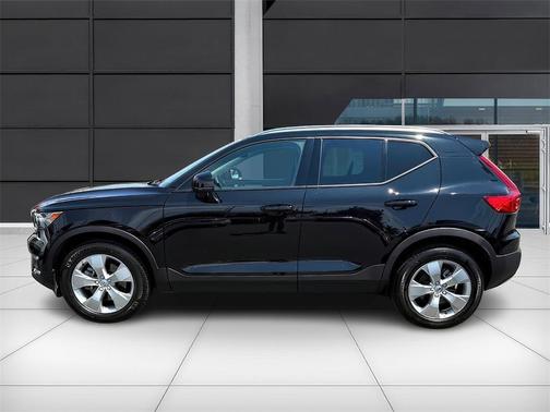 2022 Volvo XC40 T5 Momentum
