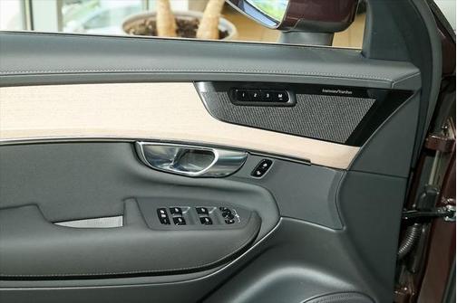 2025 Volvo XC90 Plug-In Hybrid T8 Plus 7-Seater