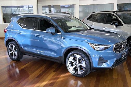 2024 Volvo XC40 B5 Core Bright Theme