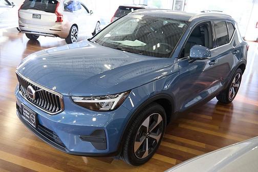 2024 Volvo XC40 B5 Core Bright Theme