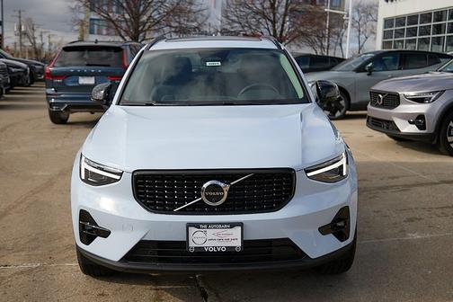 2026 Volvo XC40 Ultra, B5 AWD Gas (mild hybrid), Dark