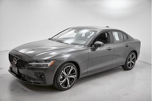 2024 Volvo S60 B5 Core Dark Theme