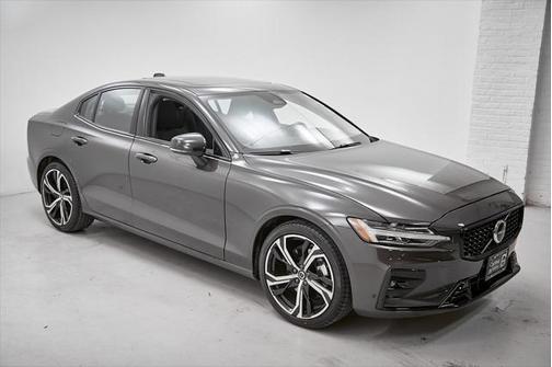 2024 Volvo S60 B5 Core Dark Theme