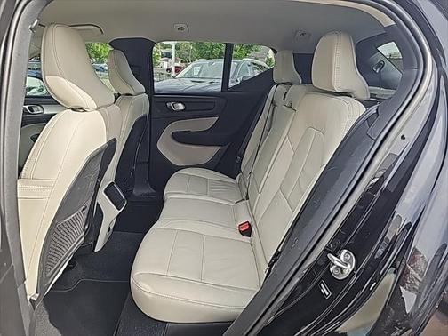 2022 Volvo XC40 T5 Momentum
