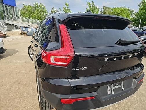 2022 Volvo XC40 T5 Momentum