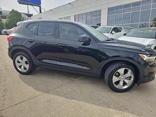 2022 Volvo XC40 T5 Momentum