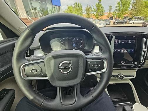 2022 Volvo XC40 T5 Momentum