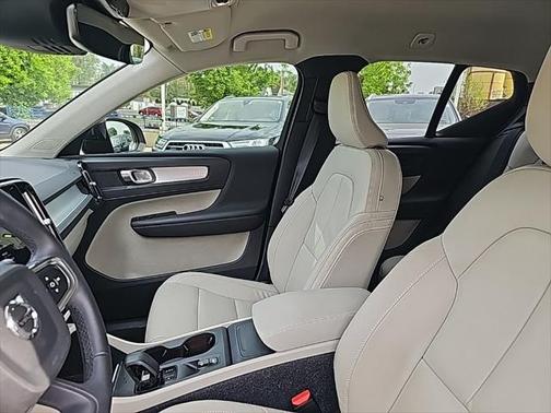 2022 Volvo XC40 T5 Momentum