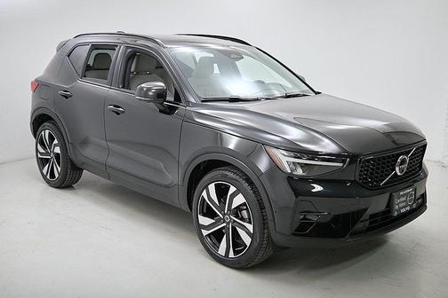 2023 Volvo XC40 B5 Ultimate Dark Theme